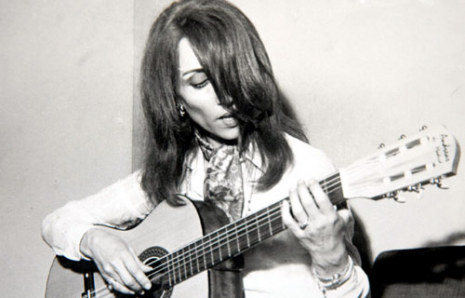 Fairouz Playing the Guitar Image by Novalib2 via Wikimedia Commons (CC BY-SA 3.0) 