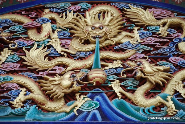 Dragon carving in a Kunming temple.
