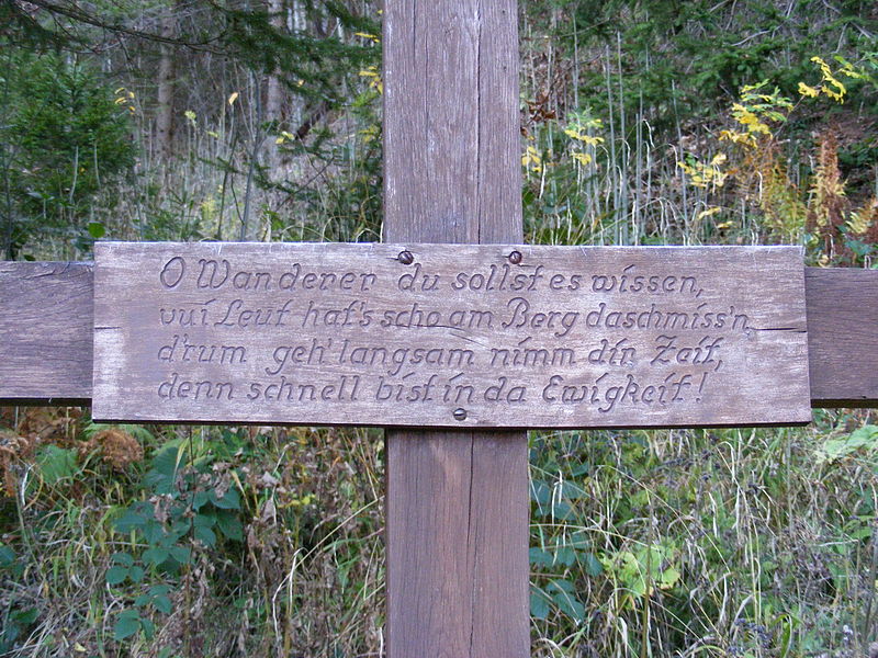 „Spruch in Bairisch - O Wanderer du sollst es wissen“ von User:Mattes - Eigenes Werk. Lizenziert unter Creative Commons Attribution-Share Alike 3.0 über Wikimedia Commons 