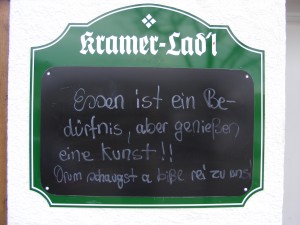 „Rottach-Egern - Kramer Lad’l - Essen ist ein Bedürfnis“ von User:Mattes - Eigenes Werk. Lizenziert unter Public domain über Wikimedia Commons -