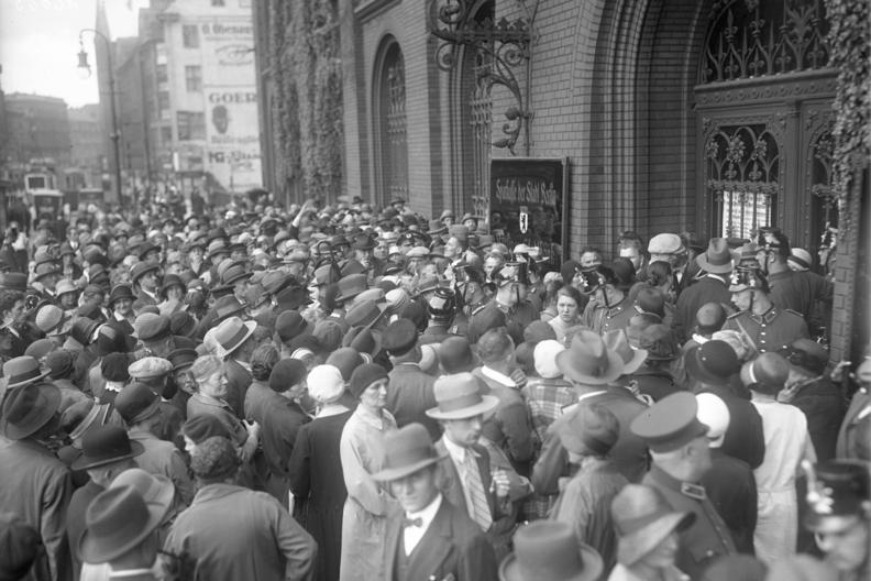 This is not a Black Friday sale, but a bank run at the städtischen Sparkasse (municipal Sparkasse bank) in Berlin in 1931. (Image by Georg Pahl at Commons.wikimedia.org under license CC BY SA 3.0 de)