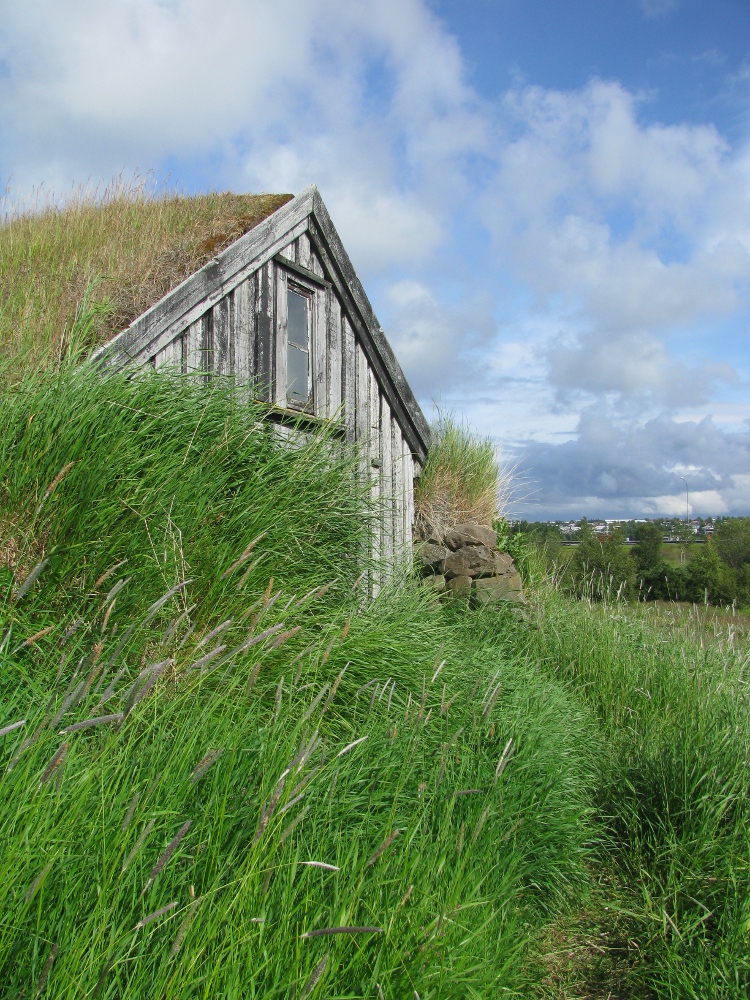 The grass house that wouldn't be blown in | Icelandic Language Blog