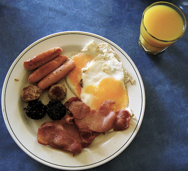 Bricfeasta Éireannach (http://commons.wikimedia.org/wiki/File:Irish_breakfast.jpg#mediaviewer/File:Irish_breakfast.jpg)