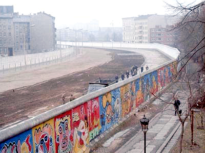 Balla Bheirlín sa bhliain 1986, cúpla bliain sular leagadh é. ("Berlinermauer" by Noir - http://de.wikipedia.org/wiki/Datei:Bethanien06.jpg; eolas eile thíos)