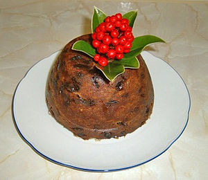 maróg Nollag le skimmia (planda ón Áise) mar mhaisiúchán in ionad cuilinn -- a Christmas pudding with skimmia as a decoration instead of holly (grianghraf: Musical Linguist at the English language Wikipedia [GFDL (http://www.gnu.org/copyleft/fdl.html) or CC-BY-SA-3.0 (http://creativecommons.org/licenses/by-sa/3.0/)], via Wikimedia Commons)