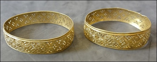 800px-Hoxne_Hoard_two_gold_bracelets_side