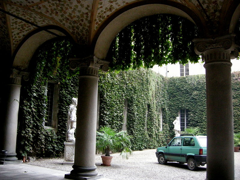 The lovely courtyard of la rocca di Soragna, complete with its own ubiquitous FIAT Panda. This photo from Wikipedia was taken in 2010. The exact same Panda was parked there last week! Photo CC by Sailko