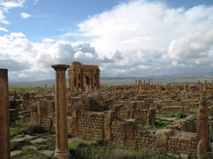 Trajans Arch within the ruins of Timgad. Courtesy of WikiCommons and PhR61.