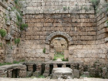 Ancient Roman baths - Tepidarium: Front wall with hypocaustum. Courtesy of Wikimedia Commons.