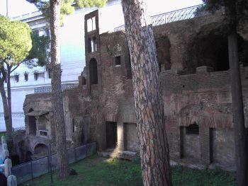 Remains of the top floors of an insula near the Capitolium and the Aracoeli in Rome. Courtesy of Wikimedia Commons.