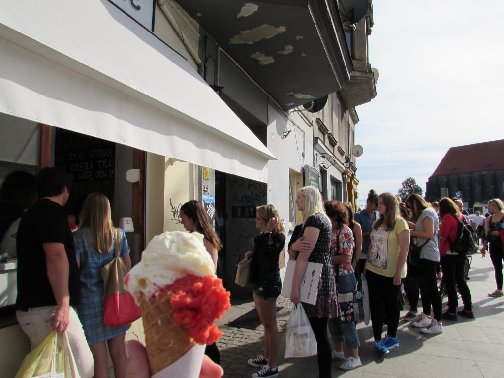 The long lines at "Polish Lody" in Wroclaw.  [Photo courtesy of behindorangecurtain]