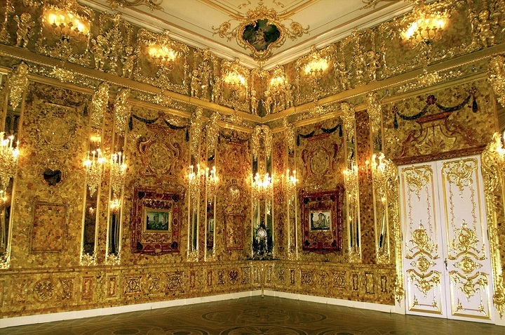 File photo of Russia's legendary Amber Room, back in place in the Catherine Palace outside St Petersburg after 20 years of painstaking reconstruction by  Russian craftsmen, May 13, 2003.  A German pensioner has started digging for the Amber Room, a priceless work of art looted by Nazis from the Soviet Union during World War Two that has been missing for 70 years, in the western Ruhr area but says he needs a new a drill to help him.  Dubbed the Eighth Wonder of the World, the Amber Room was an ornate chamber made of amber panels given to Tsar Peter the Great by Prussia's Friedrich Wilhelm I in 1716.German troops stole the treasure chamber from a palace in St Petersburg in 1941 and took it to Koenigsberg, now the Russian enclave of Kaliningrad, before it disappeared. TO GO WITH STORY GERMANY-AMBER ROOM/     REUTERS/Alexander Demianchuk (RUSSIA  - Tags: ENTERTAINMENT)