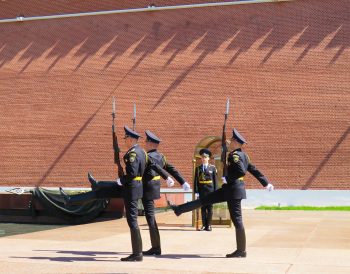 changing of the guard at the Tomb of the Uknown Soldier in Moscow